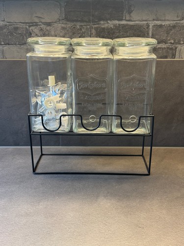 Drei glasbehälter mit grünen - glasbehälter,